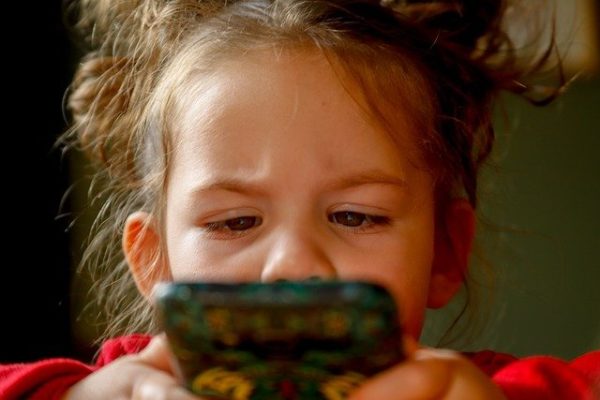 Wat is gezonde schermtijd voor een peuter? Mijn zoektocht als ouder