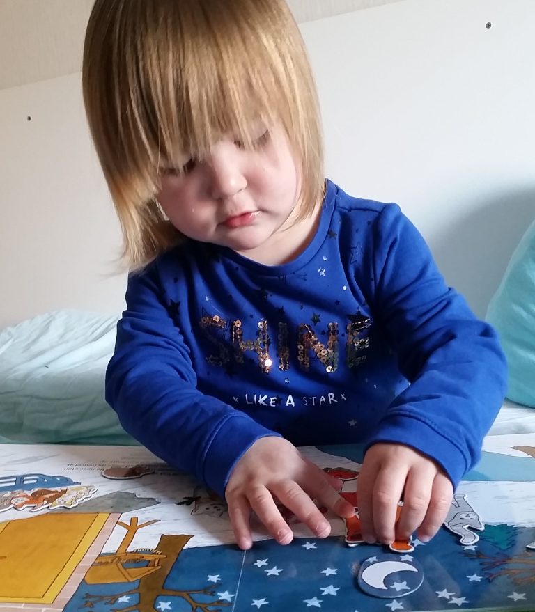 cadeautips voor de tweede verjaardag: Interactief magnetenboek ‘Met Dikkie Dik het jaar door’