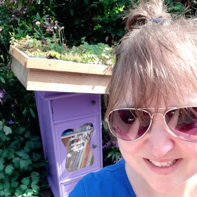Cynthia bij paarse minibieb tijdens de gratis minibieb wandelroute route ede oost