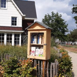 Houten minibieb tijdens de gratis minibieb wandelroute route ede oost