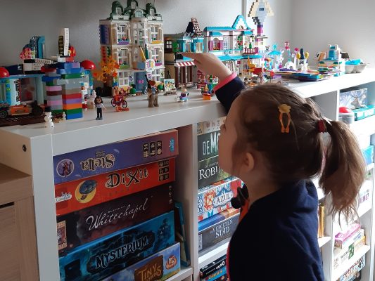 onze dochter wijst haar kado tips voor kinderen van 6 jaar aan in de woonkamer