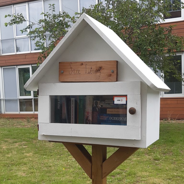 Witte minibieb Hoefweg 9-47 (Freel little library)