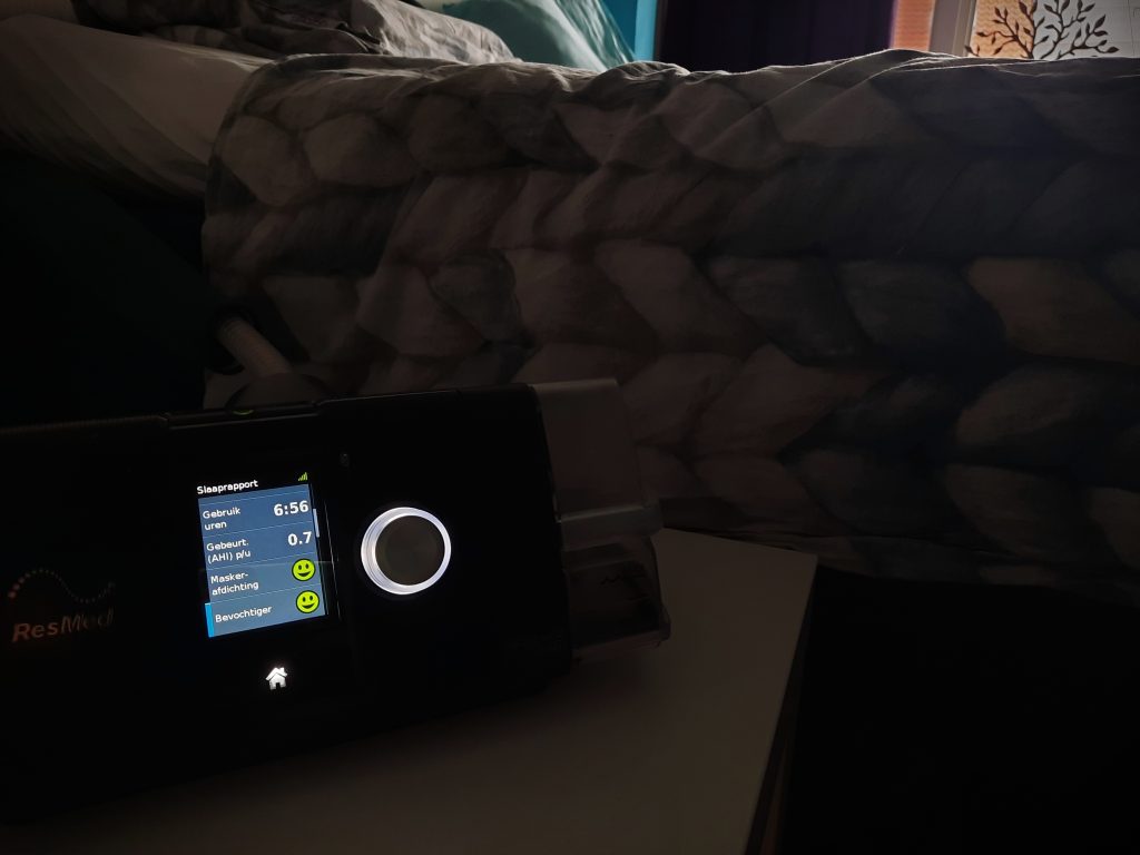 cpap apparaat naast bed