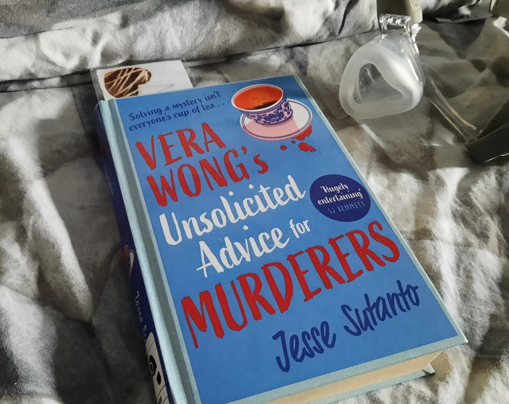 boek en cpap masker op bed