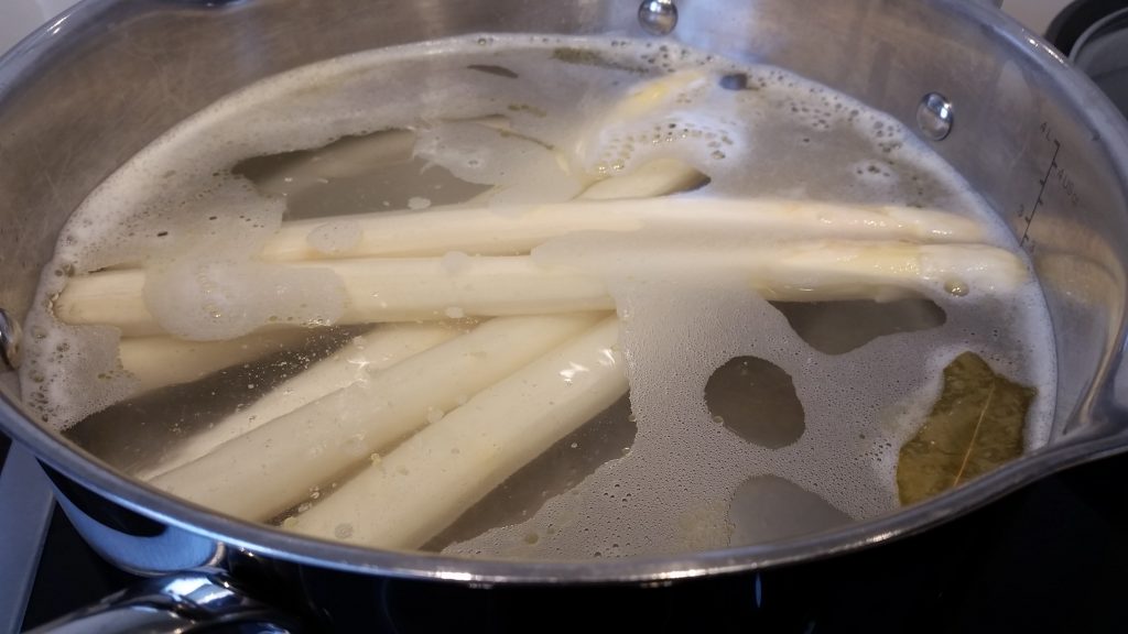 witte asperges kokend in een grote pan
