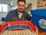 mijn man met het LEGO Creator Expert Camp Nou bouwwerk