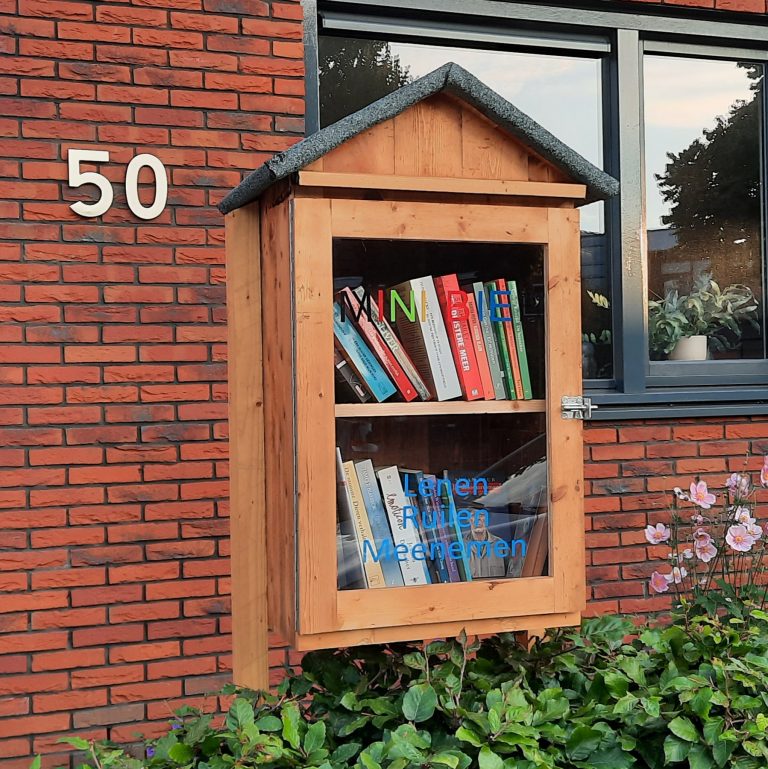 houten minibieb aan de Suriestraat 50