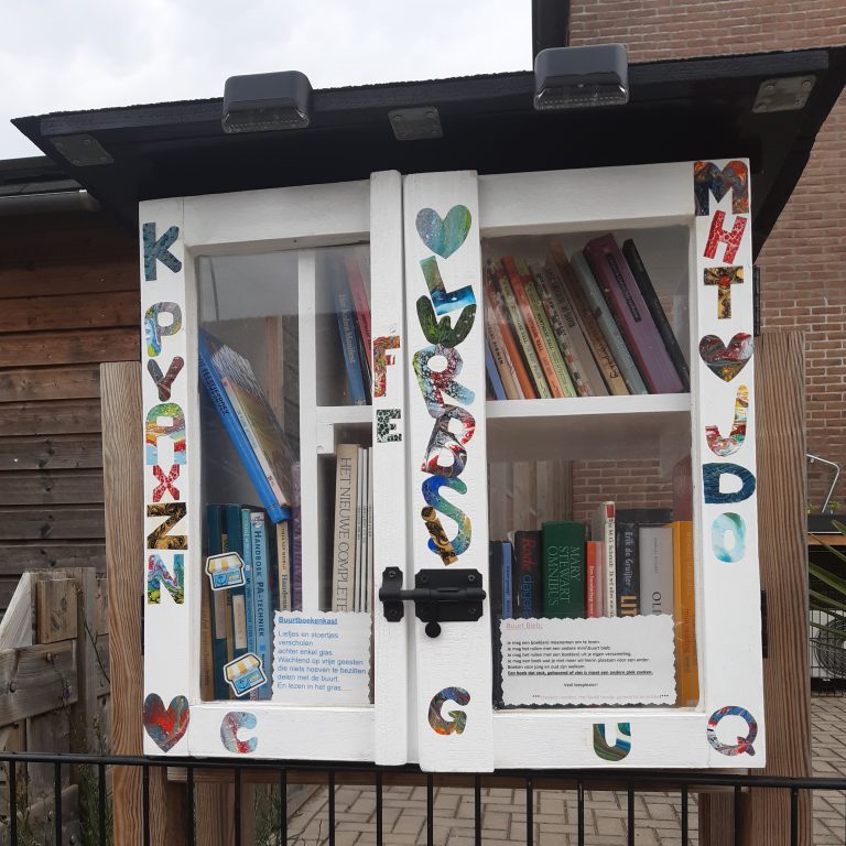 vrolijke, witte minibieb in Ede met letters erop