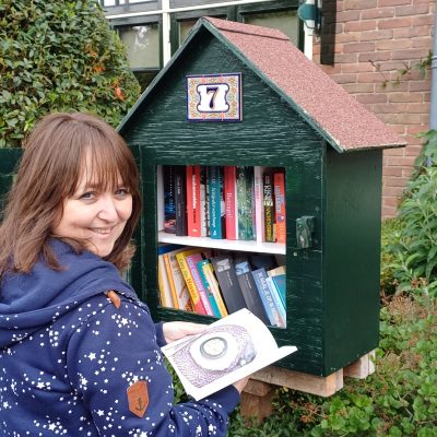 Cynthia bij minibieb in Ede Zuid