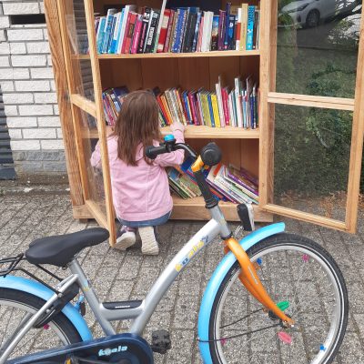 mijn dochter bij een grote minibieb in Ede zuid