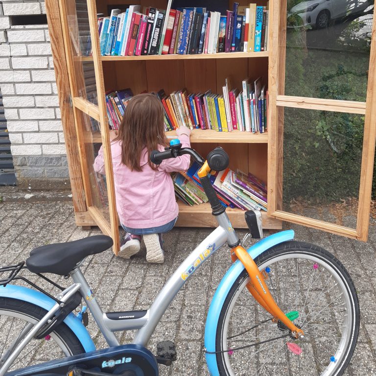mijn dochter bij een grote minibieb in Ede zuid