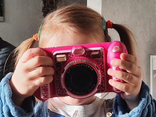 meisje met kindercamera