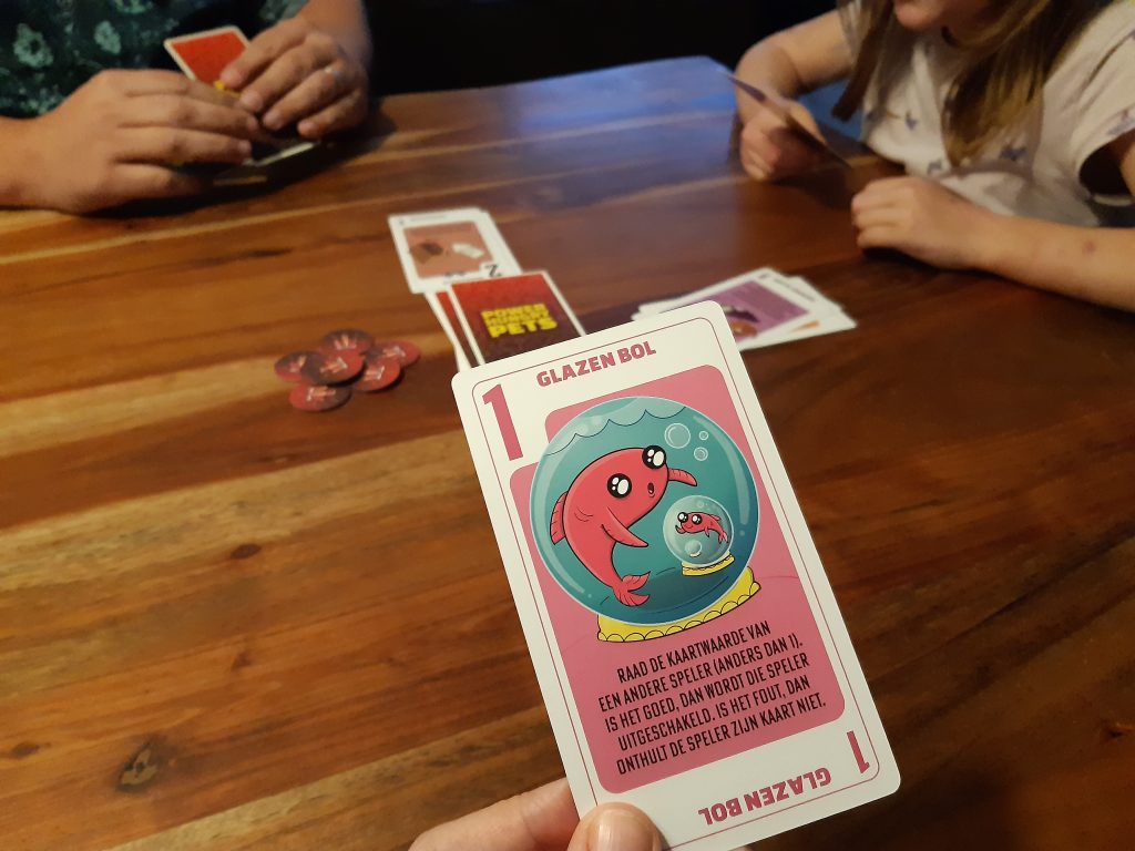 spelletje spelen in een restaurant in plaats van smartphone geven