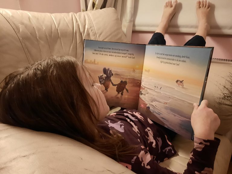 mijn dochter leest een boek in haar slaapkamer