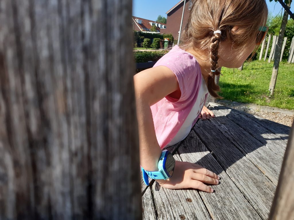 mijn dochter met haar smartwatch