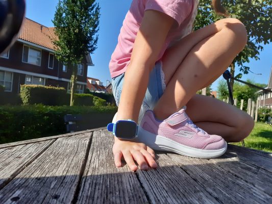 mijn dochter in de speeltuin met haar GPS horloge om