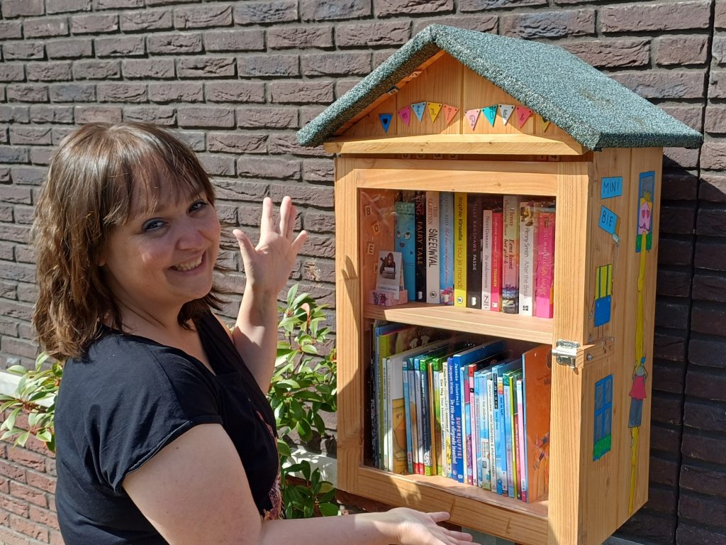 Cynthia met haar buiten boekenkast in Ede.