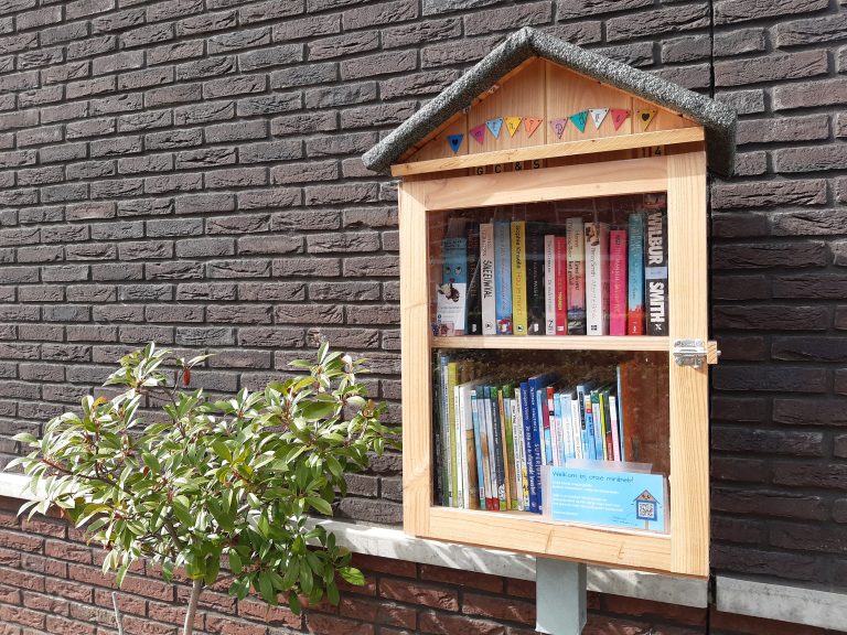 Onze buiten boekenkast in Ede voor ons huis