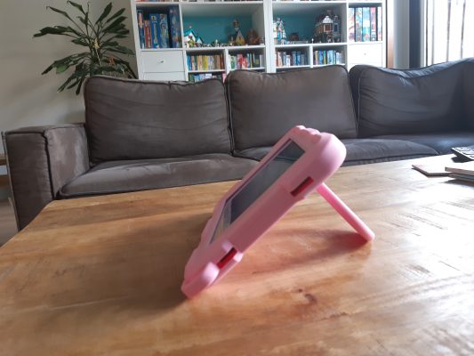 de DEPLAY Kids Tablet SMART 4 kan ook staan op tafel met de uitklapbare houder