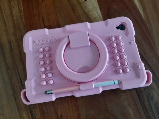 Achterkant van de DEPLAY Kids Tablet SMART 4 met standaard, pop-its en houder voor de pen