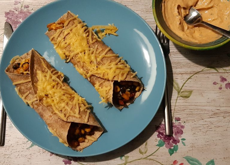 2 burrito's op een bord met de zelfgemaakte kruidenmix en saus