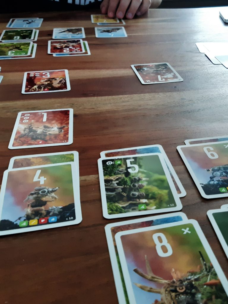 Ik ben het kaartspel Pixies aan het spelen met mijn man en dochter