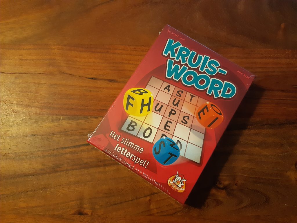 Dobbelspel van White Goblin Games met de naam Kruiswoord. Taalspelletje
