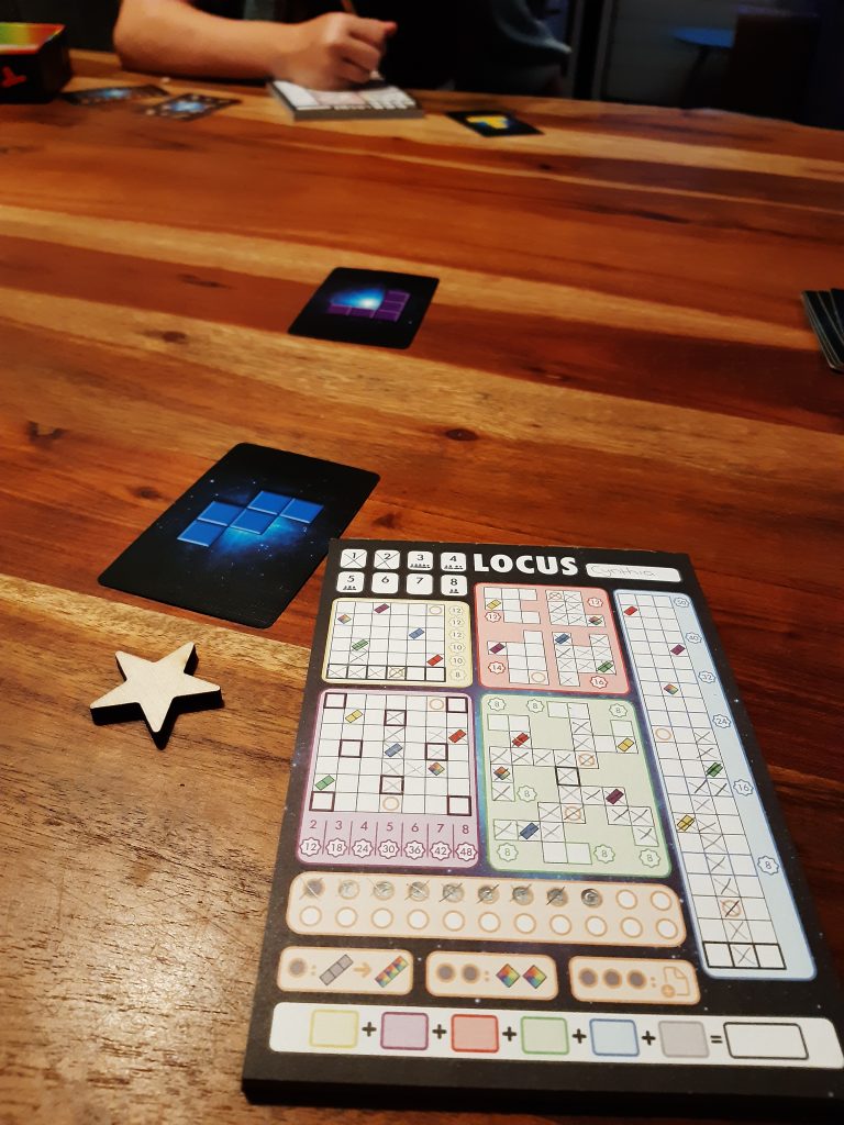 met het kaartspel Locus ben je aan het puzzelen op je eigen scorevel.