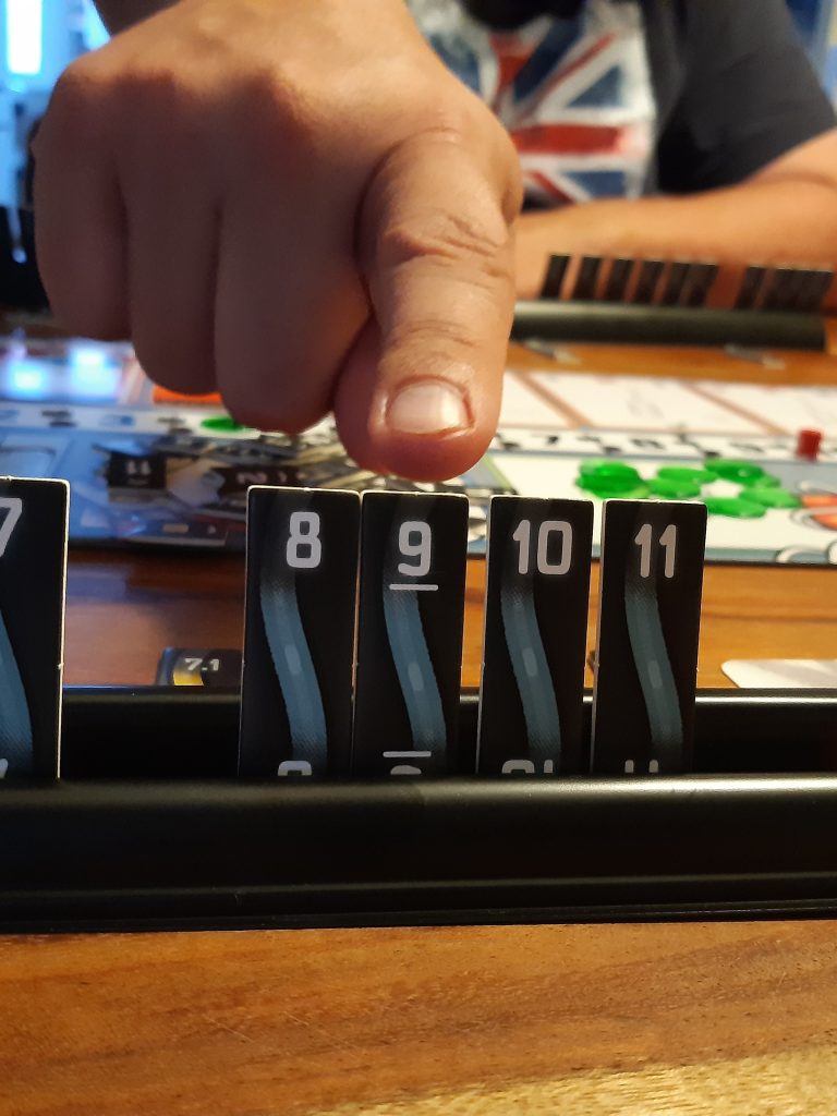 Wij spelen het spel Bomb Busters, waarbij je steeds een draad moet aanwijzen