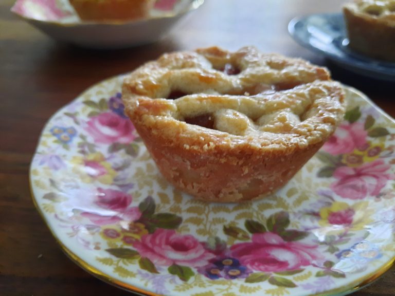 Mini stoofperen taartjes: recept met knapperige korst en zachte, smeuïge peren