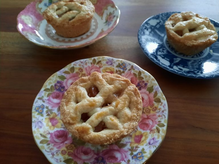 Recept voor mini stoofperen taartjes die smullen met knapperige korst en zachte vulling