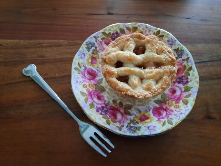 Recept voor mini stoofperen taartjes die smullen met knapperige korst en zachte vulling