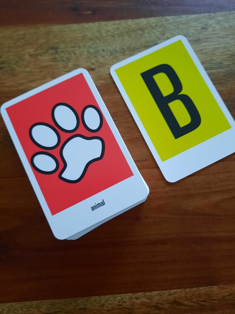 Partyspel Letters speluitleg , voorbeeld van categorie (dieren) en een letter (B)