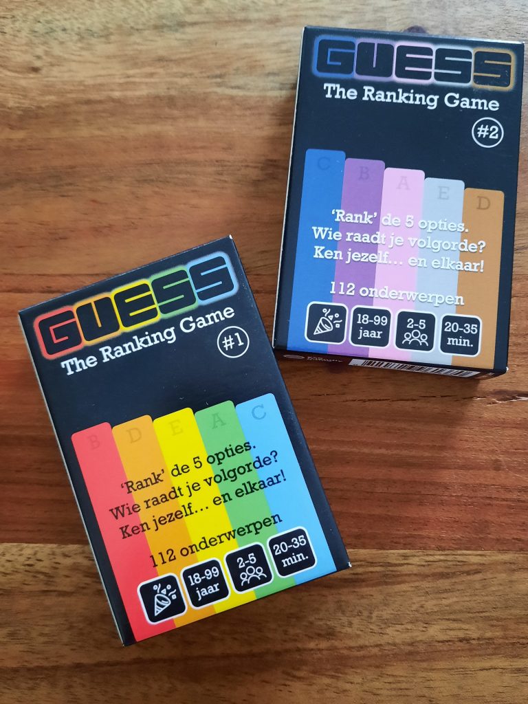 Twee verschillende edities van Quess the Ranking Game partyspel