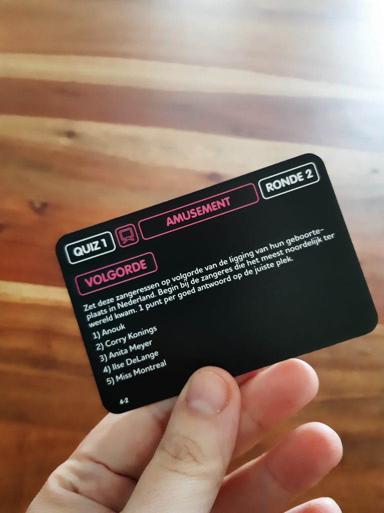 Voorbeeld kaart pubquiz over 2025 voor thuis, categorie amusement