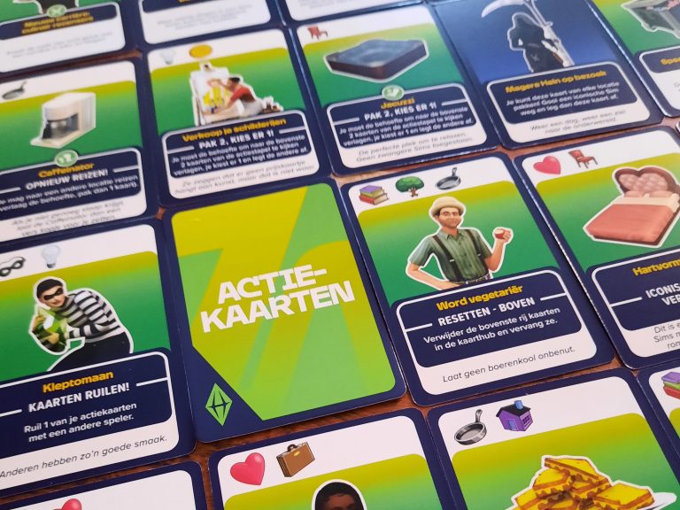 hoe ziet het Bordspel the Sims eruit: met actiekaarten zoals magere Hein, keptomaan, hartvormig bed en jacuzzi