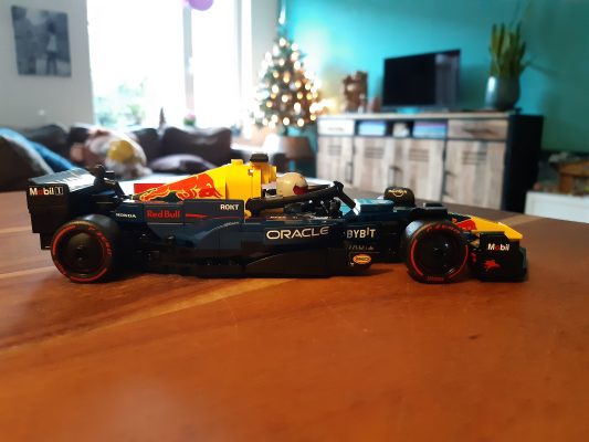LEGO Speed Champions Oracle Red Bull Racing RB20 F1 Auto Set - 77243 bij ons in de woonkamer