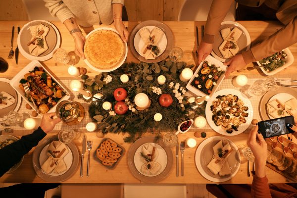 kerstdiner samen met vrienden en familie thuis aan tafel