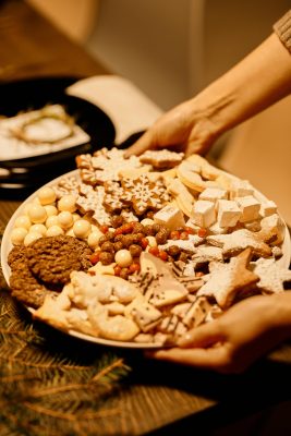 makkelijk kerstdiner met kinderen: een plateau met kerstkoekjes als desert