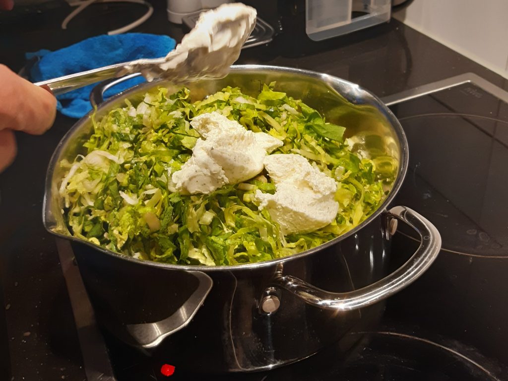 roomkaas toevoegen aan de stamppot met andijvie