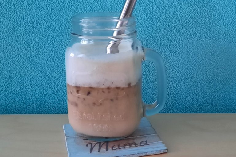 mijn favoriete mokka milkshake ijskoffie in een glas met een dik rietje
