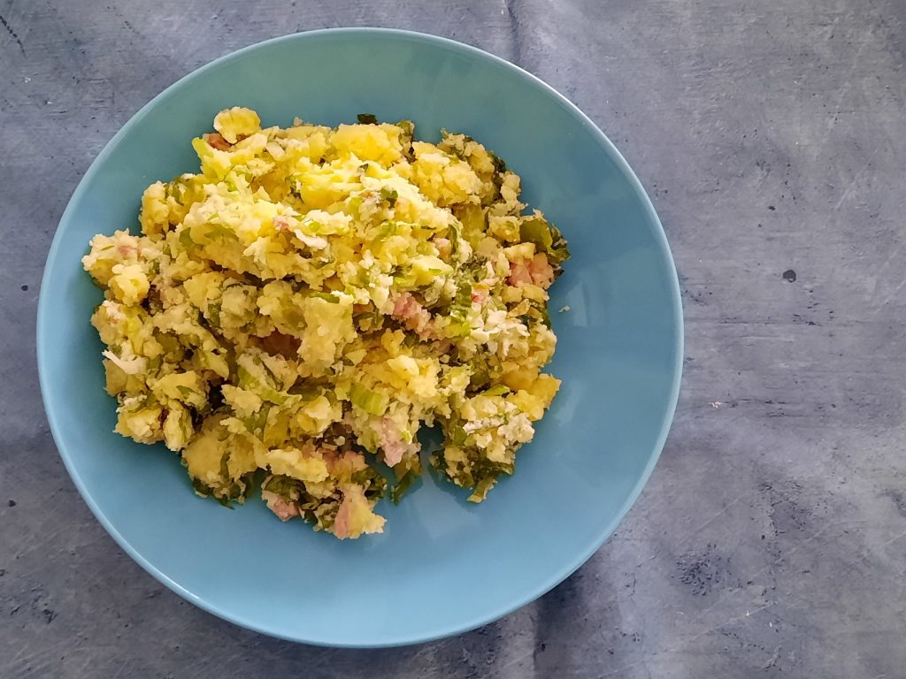 andijviestamppot op een blauw bord (familierecept)