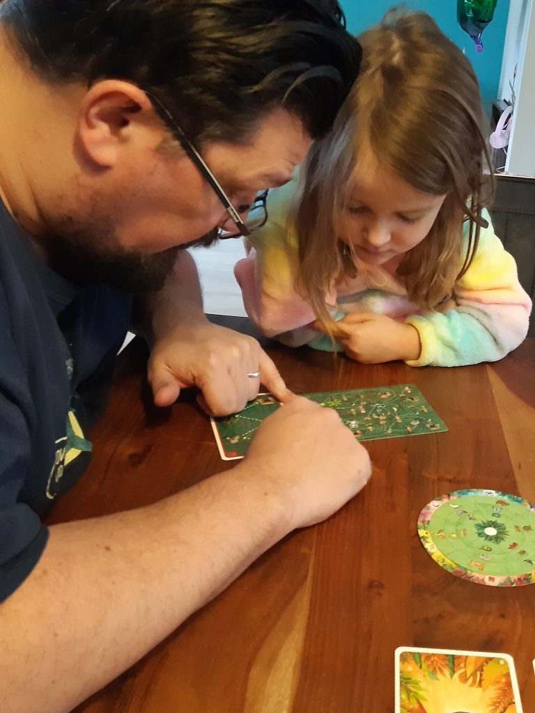 Mijn man en dochter spelen EXIT - Kids Raadselplezier in de Jungle