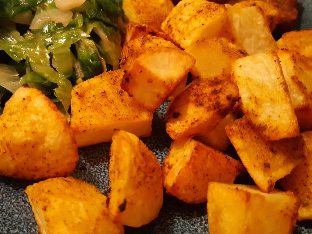 de aardappels op een bord met andijvie