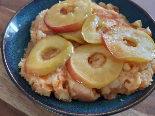 Hutspot met gekarameliseerde appels op een bord