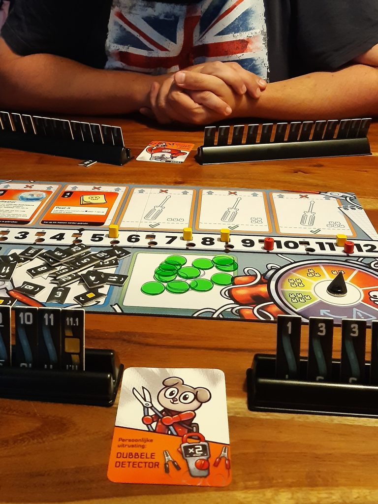 Bomb Busters is een familiespel waarbij je samen wint. Het spel ligt op tafel met de draden om te knippen alleen in zicht van de speler die deze 'in handen' heeft.