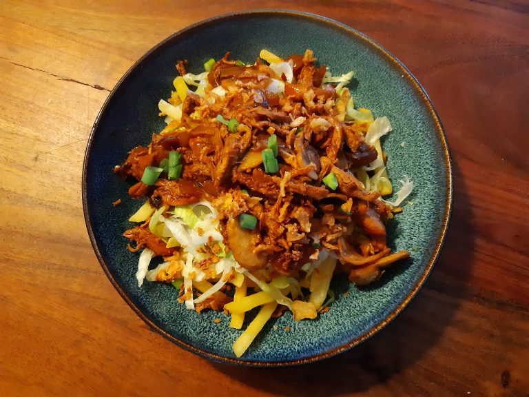 Loaded fries met pulled chicken: Indisch recept uit de oven