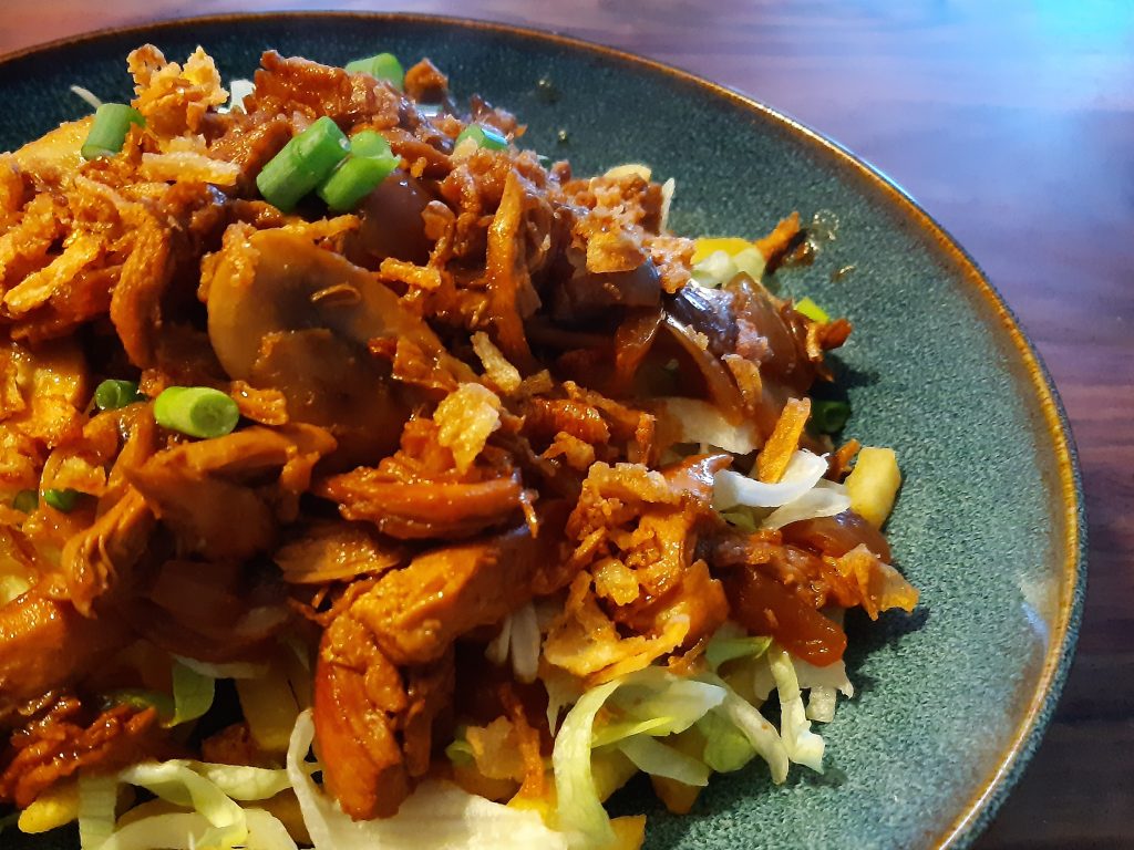 Mijn guilty pleasure: loaded fries met Indische pulled chicken