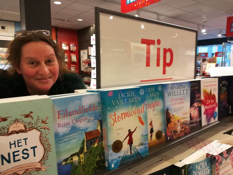 Nederlandse Feelgood auteur Jackie van Laren vindt haar boek bij de tips van de lokale boekhandel. Bron: Facebook Jackie van Laren