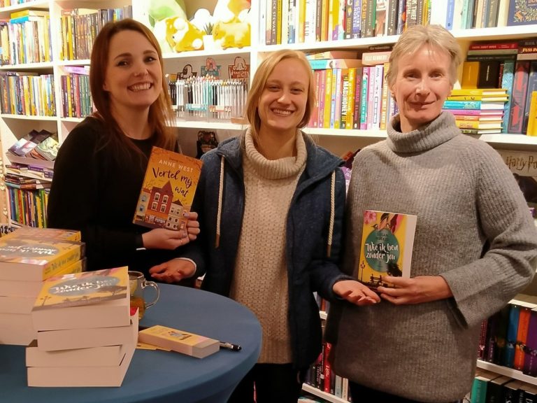 Anne West, Susan Muskee en een lezer in een boekpresentatie in een boekenwinkel